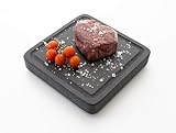 Piedra Volcánica DEKOBE para Asar Carne a la piedra- Ideal para Barbacoas y Compatible con Horno - Plancha de Piedra para Cocinar Carne como Chuletón o Solomillo - con Surco Antigoteo (19x19x3cm)