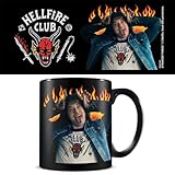 Pyramid International Stranger Things Taza (diseño Eddie Hellfire) 325 ml taza de cerámica negra, taza de café y regalos de Stranger Things – Producto oficial de Stranger Things